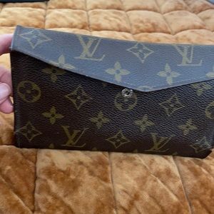 Women’s Louie Vuitton wallet